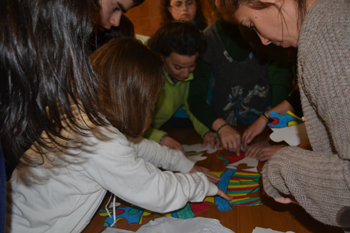 Momento de la formación de uno de los grupos para los juegos a través de la realización de un puzzle.